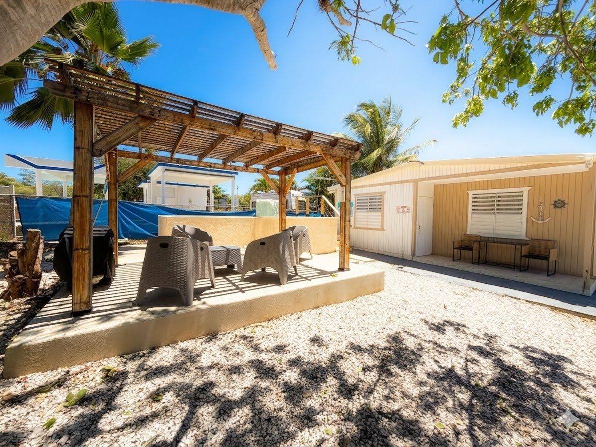Pérgola y fachada de Villa 1