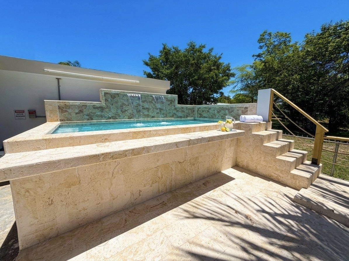 Piscina privada elevada con cascada de Villa 2