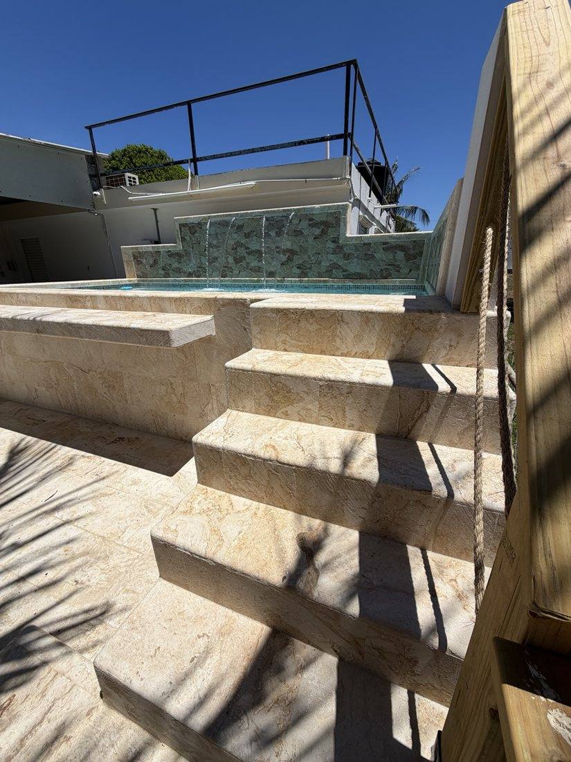Escaleras y acceso a la piscina de Villa 2