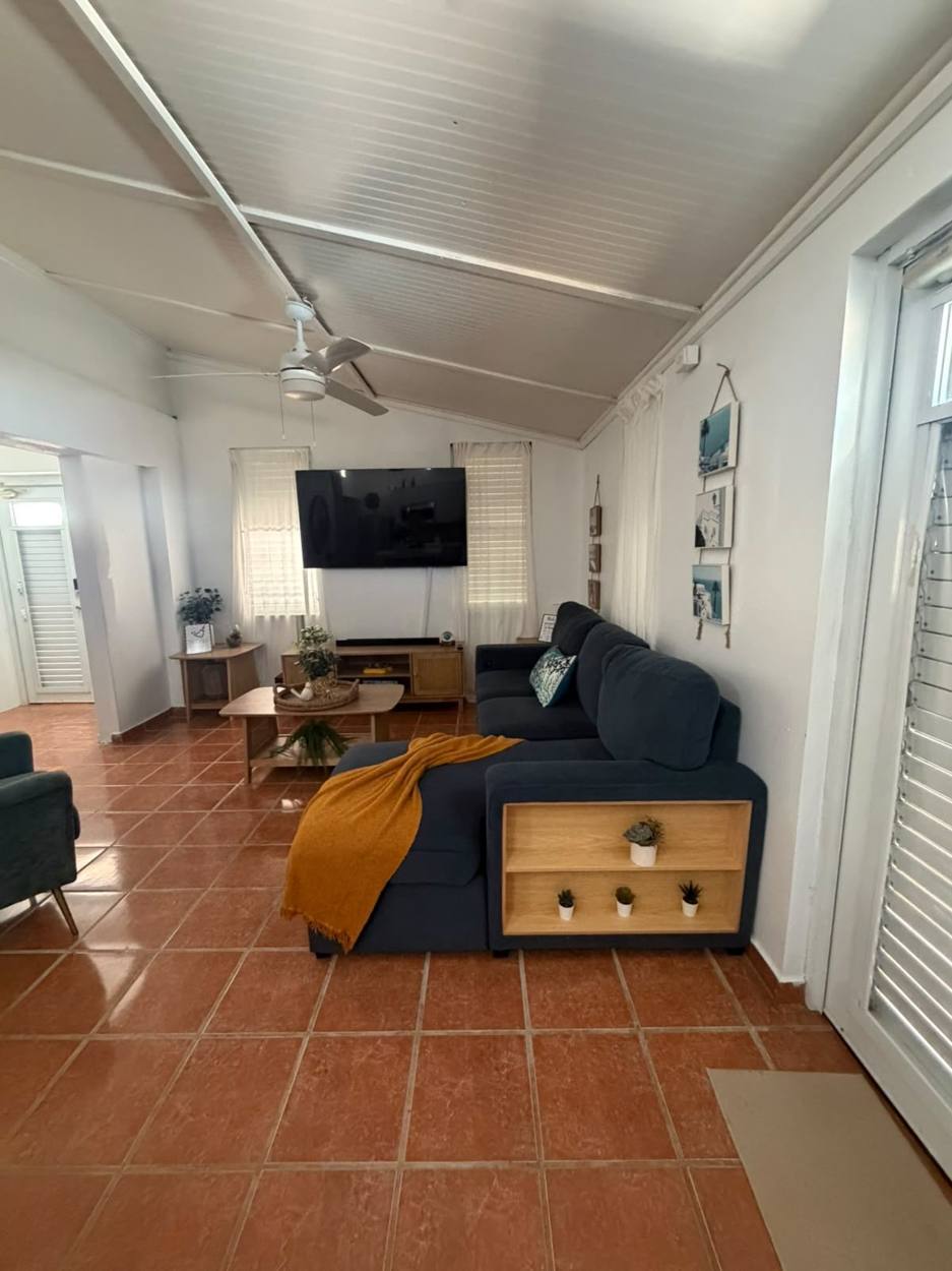 Sala de Villa 2 con sofá y televisor