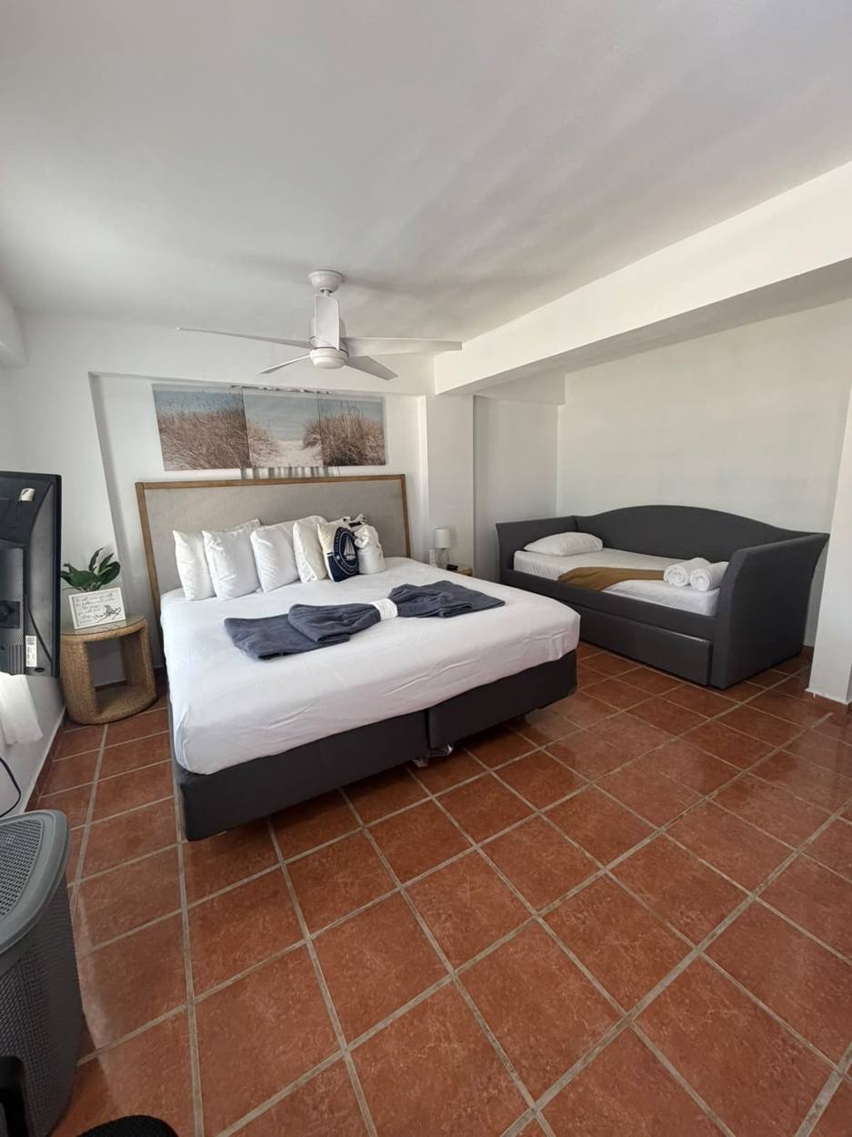 Dormitorio con cama y sofá cama de Villa 2